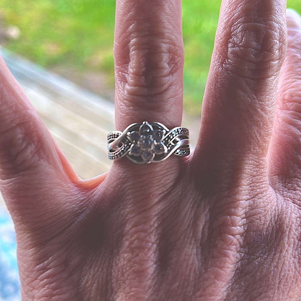.8 carat weight floral diamond ring floral design